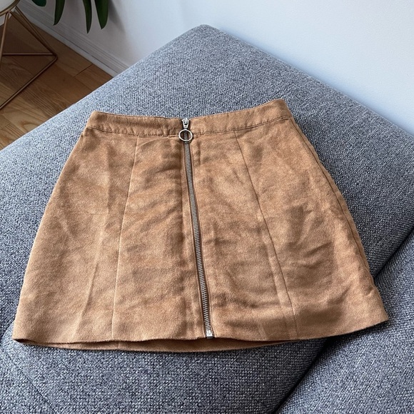 H&M Dresses & Skirts - 4/$24 🧡 Camel Zip front mini skirt